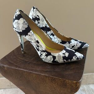 Banana Republic Floral Heels. Black/White. Size 8. Excellent Condition.